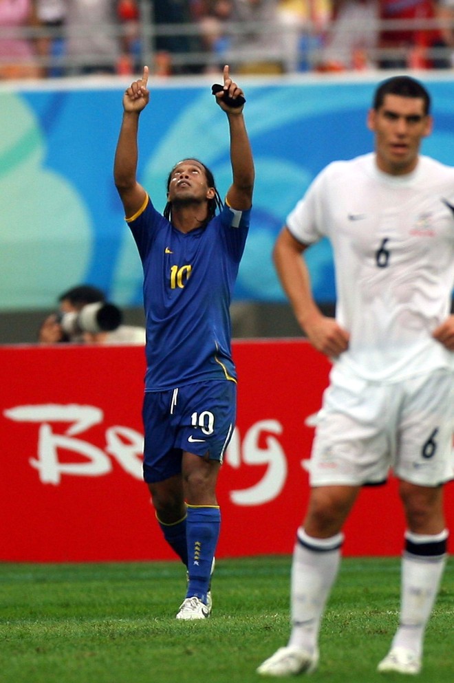 O gol de falta, o terceiro do Brasil, só coroou um dia que era todo de Ronaldinho em Shenyang |