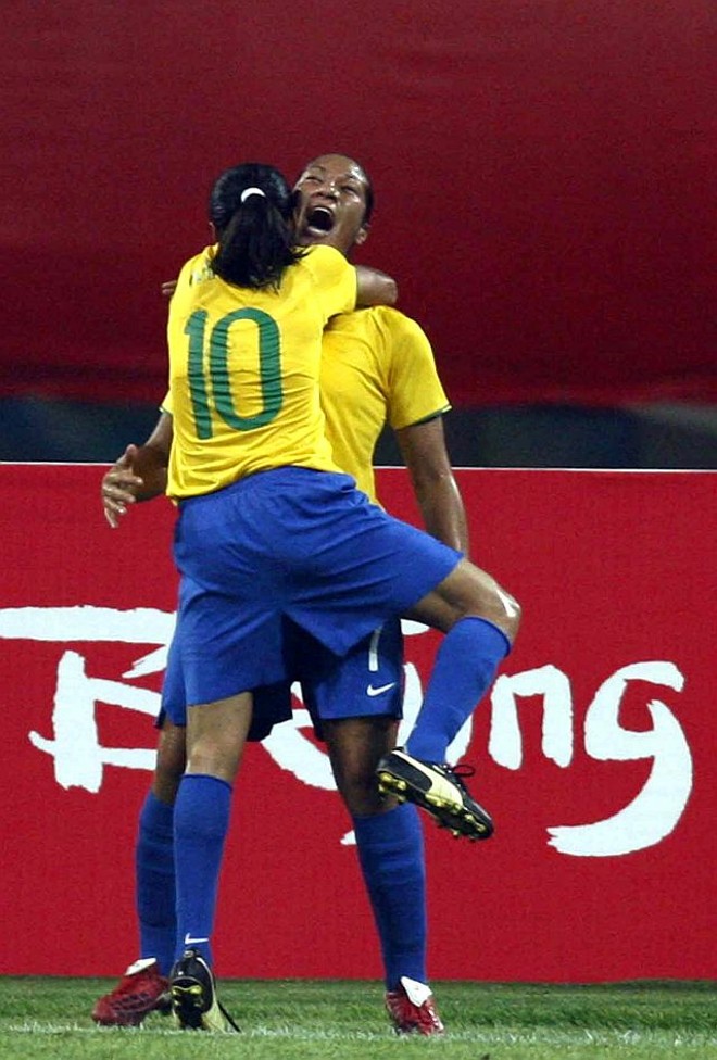 Daniela Alves faz o primeiro gol brasileiro e recebe o abraço de Marta |