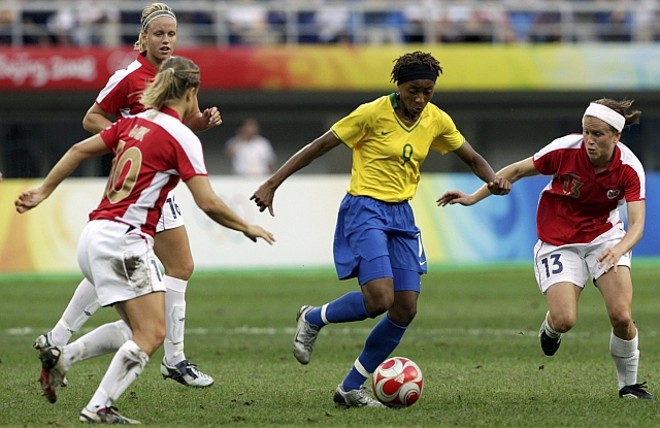Ester domina e recebe marcação de Wiik (10), Thorsnes e Storlokken (13) | 