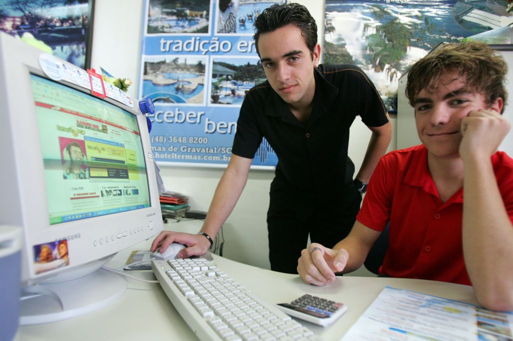 Os irmãos Polvero no escritório: música direto no desktop e contato com os locutores pelo MSN | Priscila Forone/Gazeta do Povo