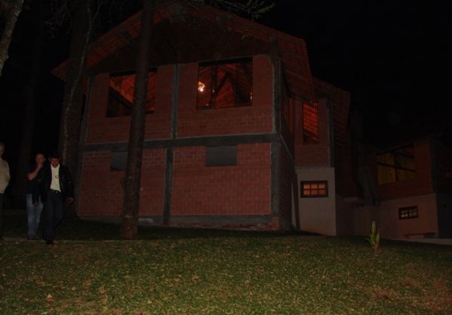 Candidato e outras duas pessoas se jogaram de uma janela para fugir dos disparos | 