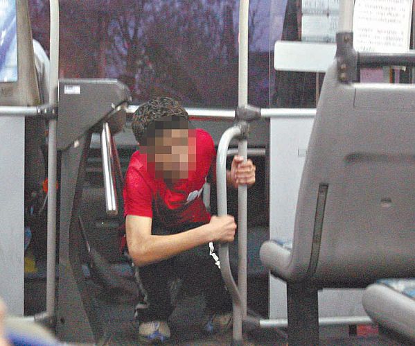 Linha da pobreza- Y.O., 13 anos, estudante da 7ª série, diz que passa por baixo da catraca de vez em quando. É só se estou sem dinheiro. Morador do Parolin, ele assiste diariamente ao entra-e-sai de invasores |