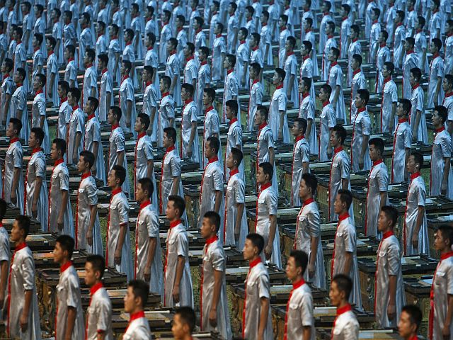 Com tambores, participantes fazem coreografia sincronizada com baquetas iluminadas e cantam | MIKE BLAKE/REUTERS