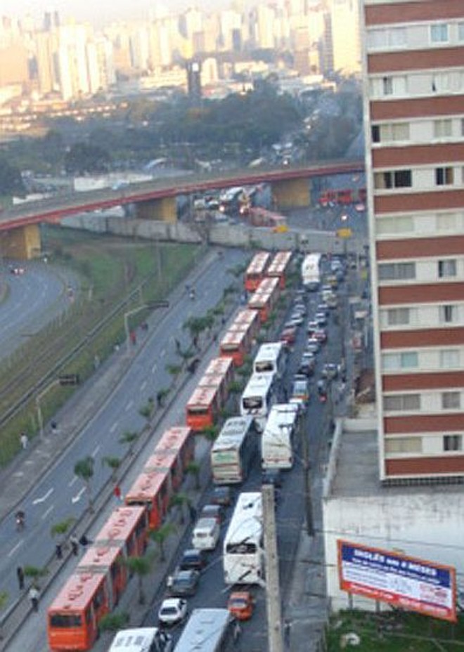 Acidente deixou a avenida totalmente parada. Ônibus e carros ficaram presos | 