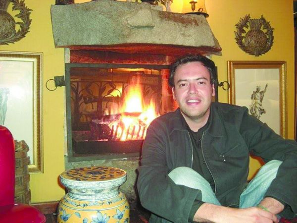 No Vaticano, desde Dois Vizinhos- Dom Agostinho Sartori, bispo emérito de Palmas, foi o padrinho do jovem jornalista paranaense, Roberto Rochenbach, hoje editor da Rádio Vaticano para o Brasil. São dois os programas em português: um com sotaque brasileiro, outro com sotaque lusitano. Rochenbach voga em Dois Vizinhos, sua terra natal, em visita aos pais | 