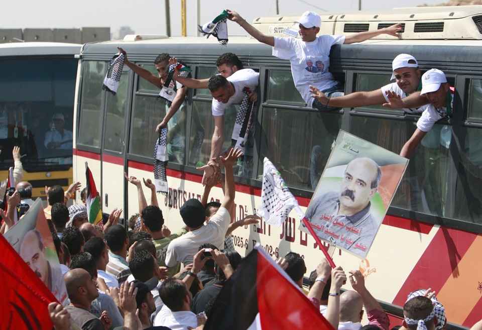 Milhares de pessoas celebraram na Cisjordânia à libertação dos reféns palestinos por Israel | Ammar Awad / Reuters