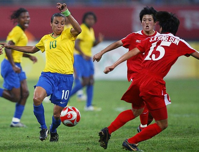 Marta tenta jogada sobre Song Jong Sun. Defesa coreana dificultou jogo brasileiro |