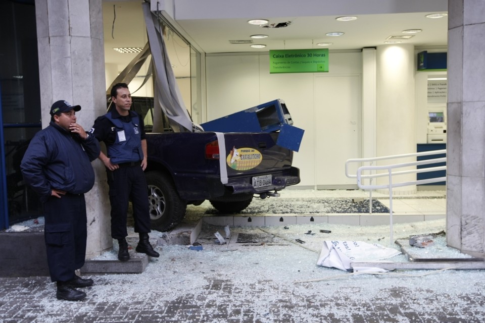 Um dos carros acabou dentro de uma agência bancária doUnibanco | Antonio Costa/Gazeta do Povo
