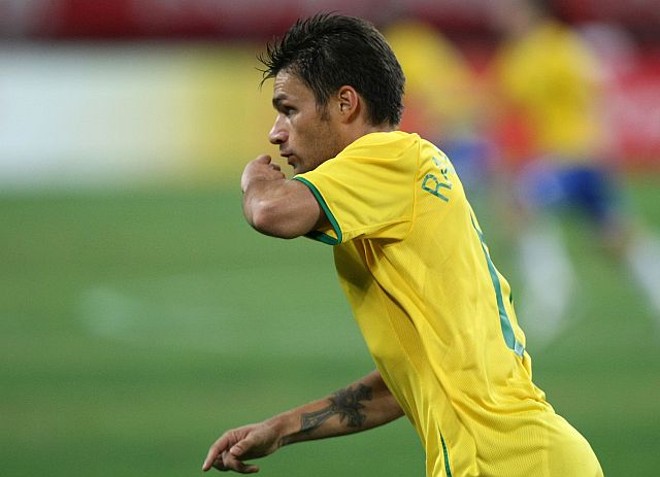 Rafael Sóbis comemora o primeiro gol brasileiro marcado por ele |