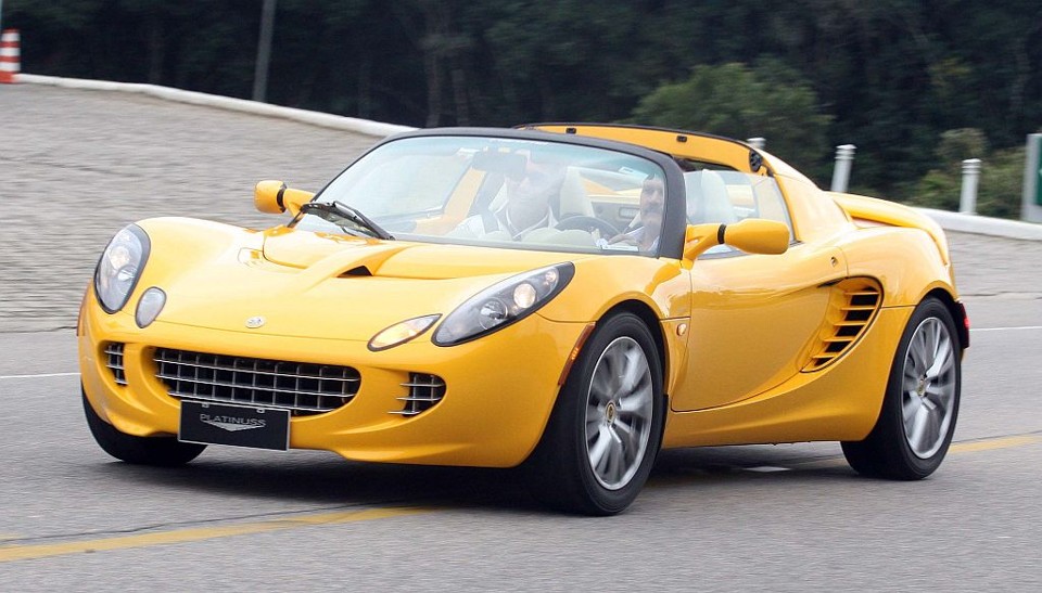 O design do veículo traz elementos aerodinâmicos, como aerofólio, que deixam o Elise mais grudado ao chão | Fotos: Felipe Christ/Lotus