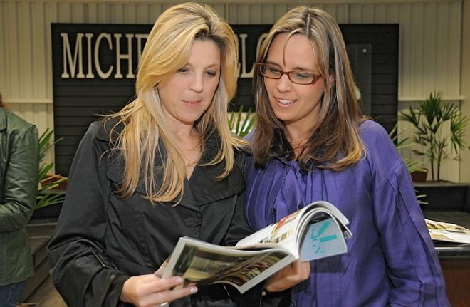 A arquiteta Daniela Omairi (à esq.) e Simone Kovalhuk, diretora da marmoraria Michelangelo, conferem a edição de inverno da revista Visual Design, lançada durante coquetel na terça-feira no novo show room da empresa | 