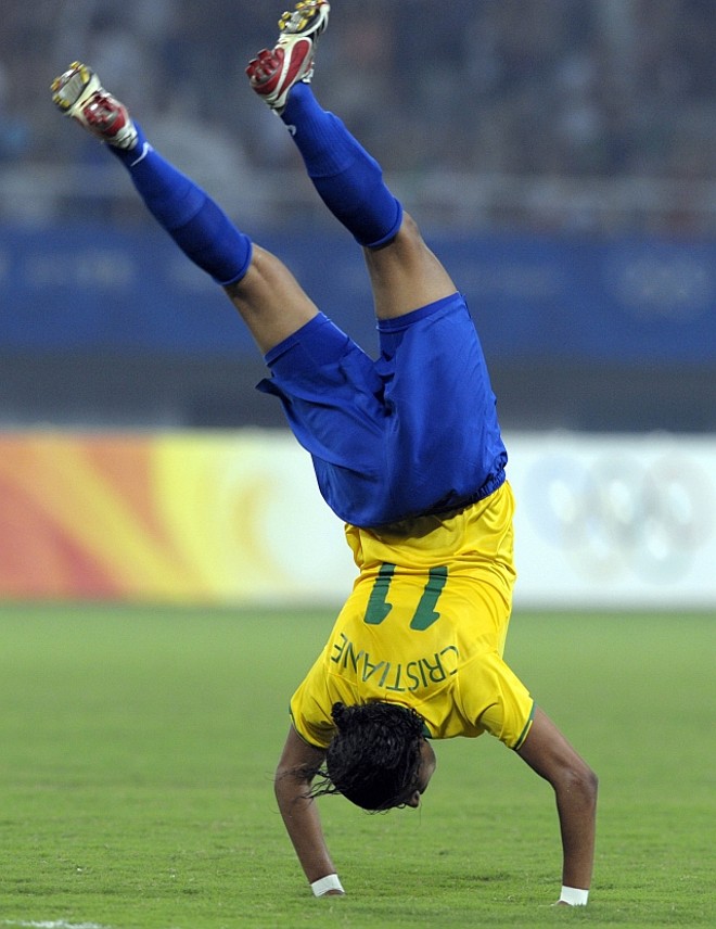Cristiane dá um salto mortal para comemorar um de seus dois gols na vitória do Brasil |