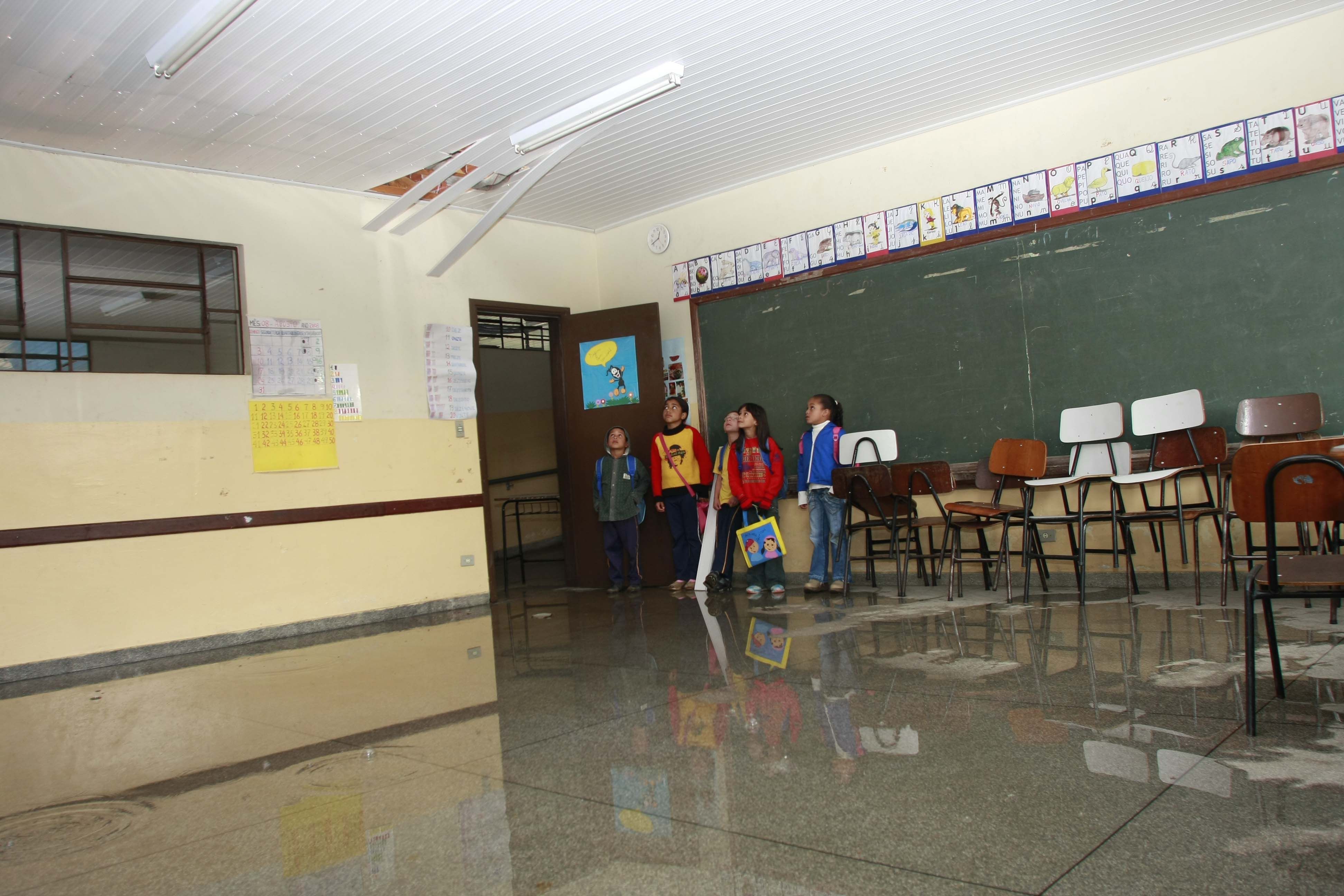 Uma escola ficou alagada depois do temporal em Fazenda Rio Grande | GIULIANO GOMES/GAZETA DO POVO