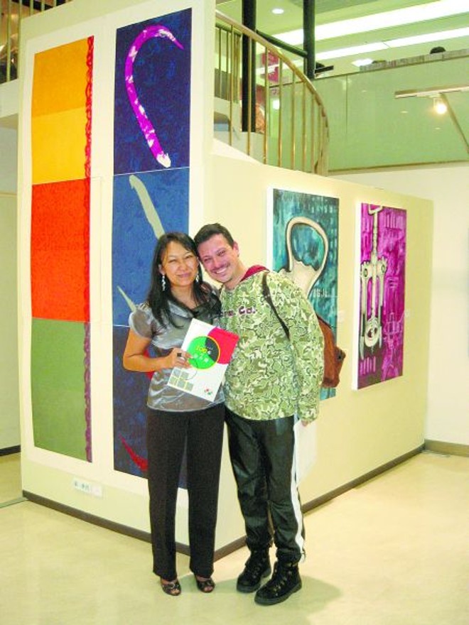 Sucesso em Kobe- Os artistas plásticos curitibanos Sandra Hiromoto e Edílson Viriato sorriem para Zoom, em Kobe, capital de Hyogo, estado-irmão do Paraná, na primeira mostra de arte que celebra o IMIN-100. A próxima exposição será em Yokohama, o maior porto japonês. Ali, Sandra e Viriato visitam o Landmark Tower, edifício mais alto do Japão, com 296 metros | 