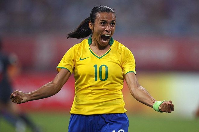 Marta comemora o gol marcado girando em cima da zaga norte-coreana |