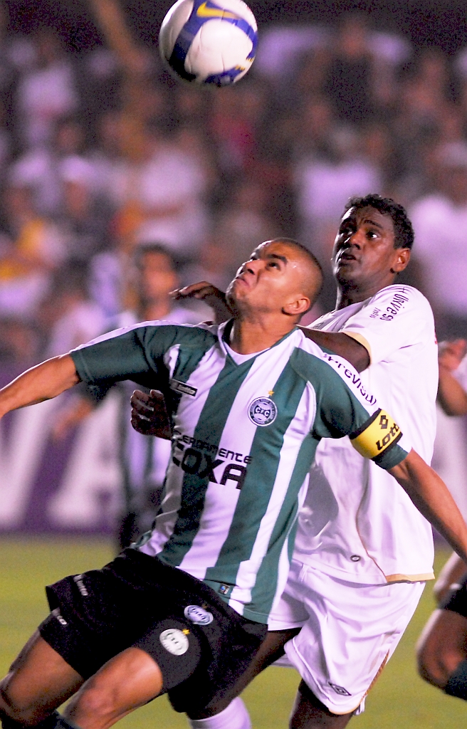 Destaque defensivo do Coritiba, Maurício breca o artilheiro Kléber Pereira | Douglas Aby Saber/A Tribuna de Santos