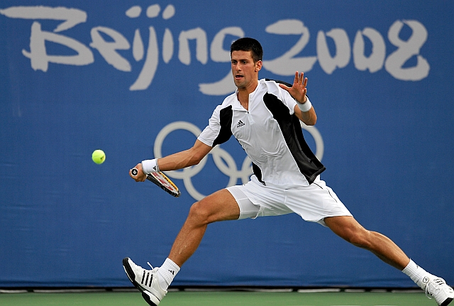 Novak Djokovic devolve bola de Rainer Schuettler na vitória sobre o alemão; Tenista sérvio se aproveita de assédio sobre adversários para ter tranqüilidade na disputa | PHILIPPE HUGUEN/AFP