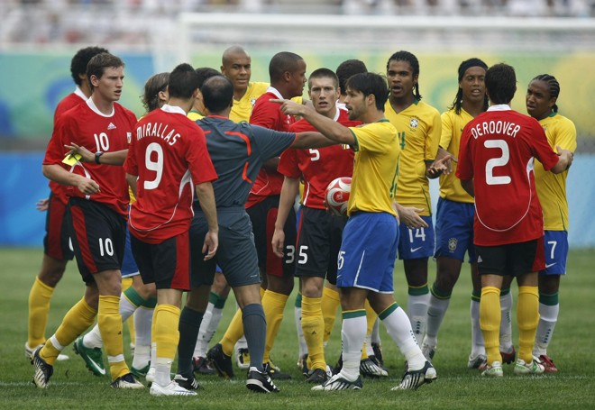 Clima tenso: Jogo com duas expulsões, muitas faltas e discussões |
