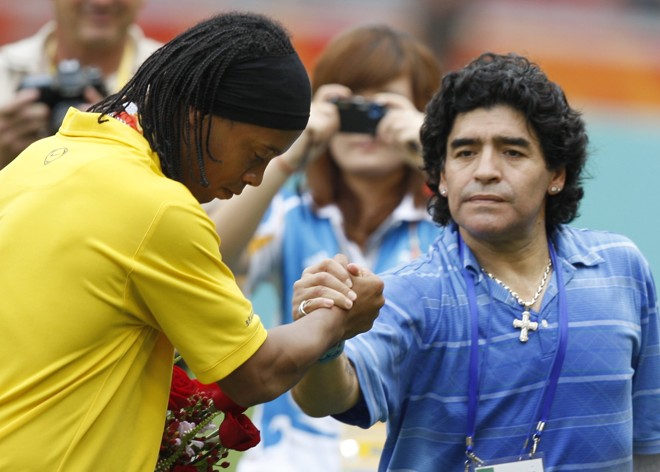 Ronaldinho recebe os cumprimentos de Maradona, após a cerimônia de premiação do futebol nos Jogos Olímpicos de Pequim | 