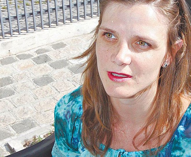 Aneliz Rodrigues prefere pegar ônibus e ler do que tirar o carro da garagem |