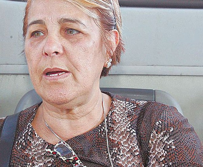 Dina de Oliveira detesta pegar essa linha, que está sempre atrasada, segundo ela |