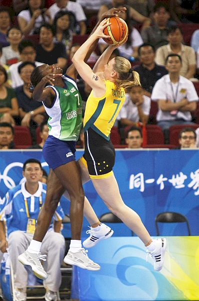 Micaela tenta bloquear o arremesso da australiana Penny Taylor: apagão acabou com a reduzida chance de vitória do Brasil. | Jonathan Campos, enviado especial/ Gazeta do Povo