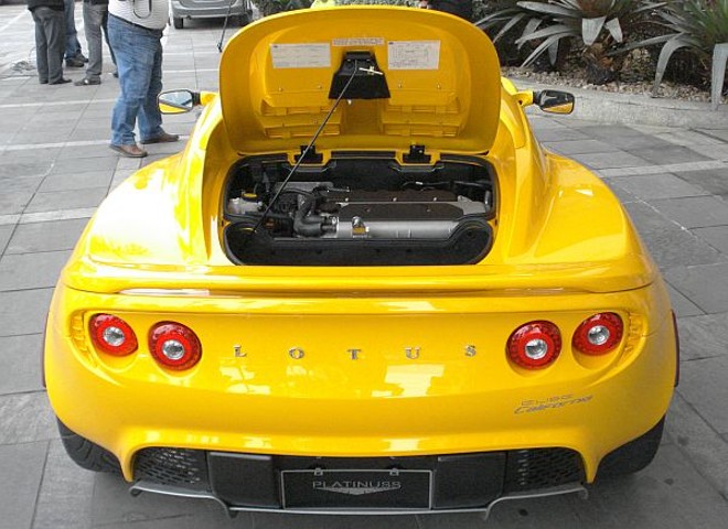 O motor de 202 cv fica localizado junto com o porta-malas |