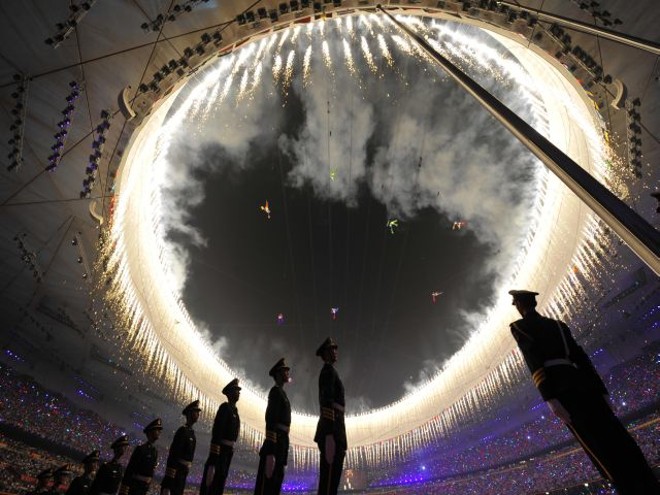 A principal atração da cerimônia é o uso de 11.456 fogos de artifícios lançados do lado de fora do estádio |