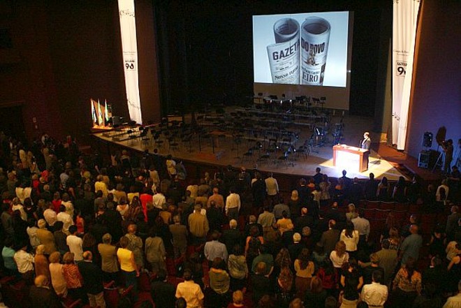 Teatro Guaíra: duas mil pessoas reunidas para celebrar o aniversário da Gazeta do Povo. |