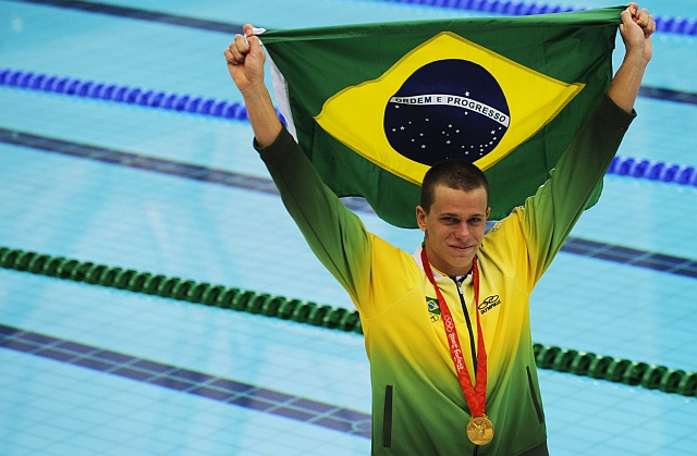 César Cielo e família colecionam histórias curiosas e passagens de superação, galeria que aumentou com o ouro olímpico | PEDRO UGARTE/AFP