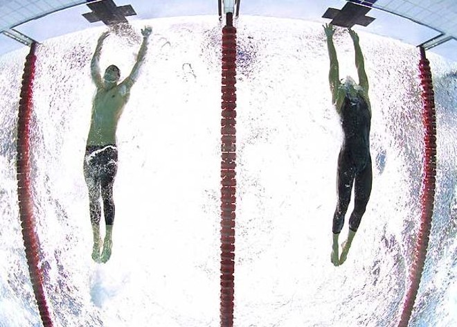 Imagem que mostra a vitória de Phelps sobre o nadador sérvio |