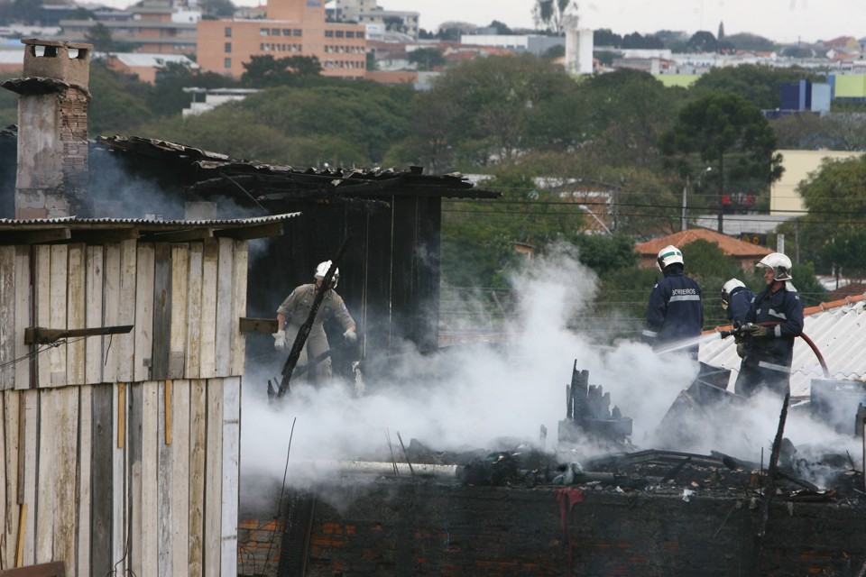 Fogo teria começado no segundo andar da residência | Daniel Castelhano/Gazeta do Povo