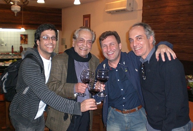 Os atores Lucio Mauro e Lucio Filho (ambos à esq.) e Alexandre Barbalho (à dir.), também filho do comediante, comemoraram o sucesso das duas apresentações da peça