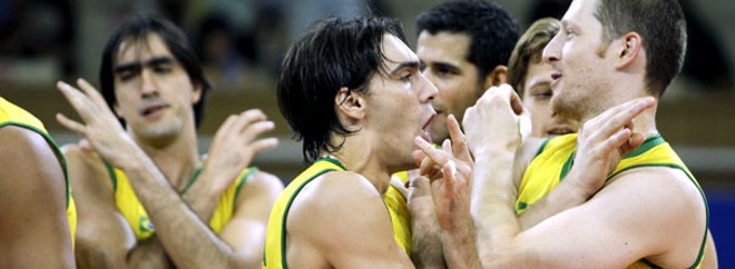 Jogadores fazem gesto como se estivessem afastando mau agouro da seleção brasileira de vôlei | 