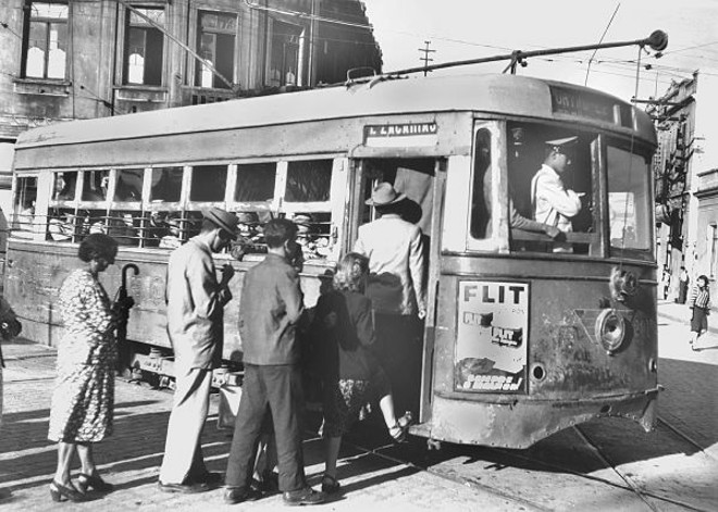 Bonde com destino ao Portão e Água Verde. Esse modelo foi projetado em Curitiba | 