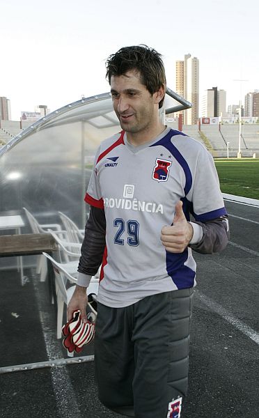 O goleiro Mauro, ex-Ituano, chegou na quarta-feira, treinou e já começa jogando contra o Avaí, em Florianópolis. | Daniel Castellano/ Gazeta do Povo