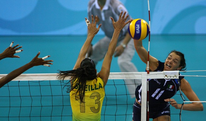 Com um bloqueio impecável, a seleção feminina de vôlei do Brasil derrubou a Itália e seguiu invicta nas Olimpíada de Pequim |
