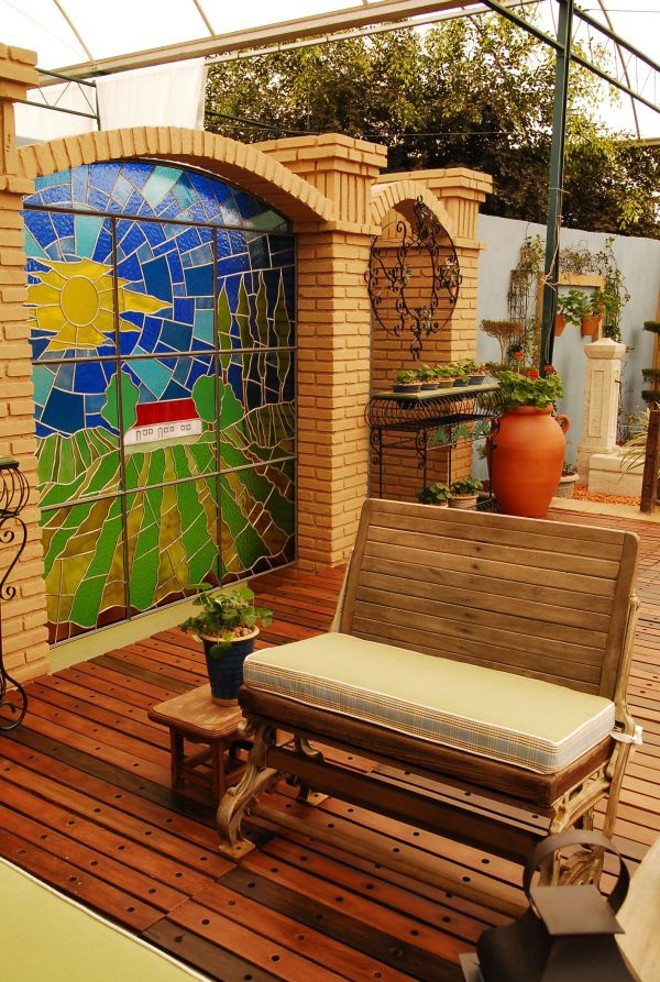 Direto da Toscana: No Terraço Italiano, a inspiração veio das vilas do interior da Itália. O lugar é cheio de arcos e colunas, móveis de ferro e madeira, além de charmosos potes e vasos de barro e um vitral inspirado na paisagem da Toscana (região central da Itália). Plantas frutíferas também são destaque. Criadoras: engenheira, designer e paisagista Rosana Negreiros e a arquiteta e paisagista Tânia Pirola |