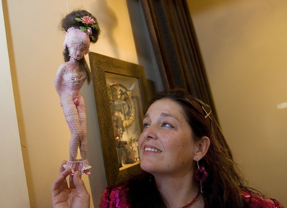 Julie Andersen, curadora e co-fundadora da exposição "Altered Barbie" | Reuters/Kimberly White