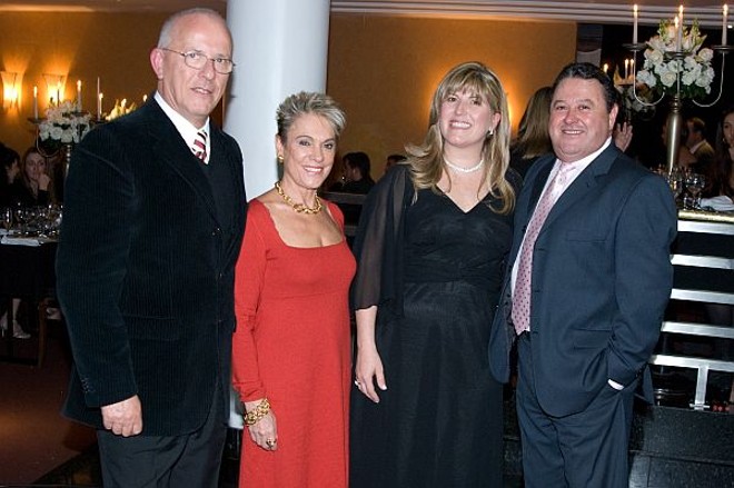 O empresário Deluz Masseli (à dir.), da Tecnomedical, foi homenageado por seus funcionários com uma bela festa-surpresa na última sexta-feira, no Mezza Notte. Na foto, o anfitrião e sua mulher, Claudia, também empresária, com o casal Elvira e João Baptista Marchesini | 