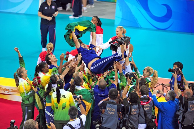 Ovacionado como único treinador campeão olímpico de vôlei no masculino e no feminino, Zé Roberto foi muito festejado |