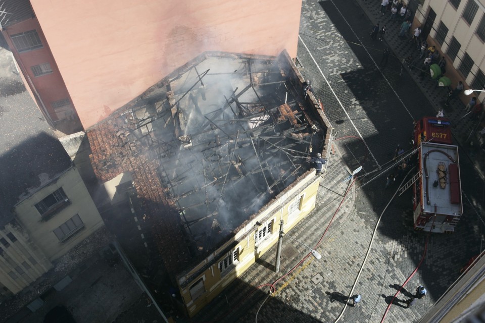 Residência teve o telhado destruído pelo fogo | Aniele Nascimento/Gazeta do Povo