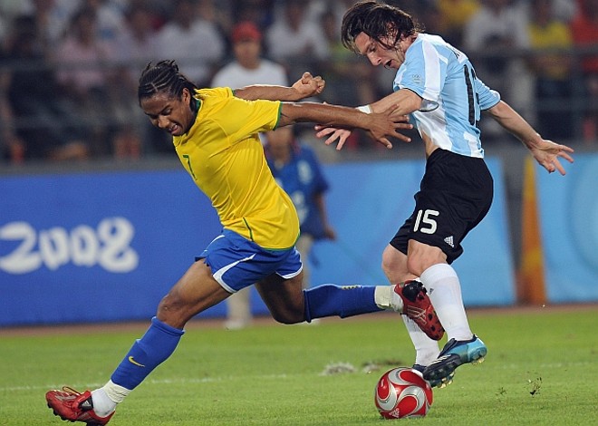 Messi passa por Anderson |