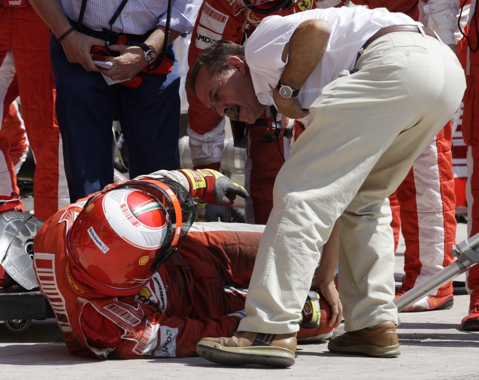 Ao não respeitar sinalização, Kimi Raikkonen derrubou e feriu mecânico | Robert Ghement / Reuters