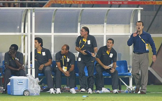 Dunga volta ao Brasil da mesma maneira que foi: balançando no comando da seleção. |