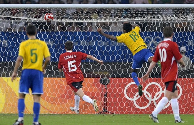 Jô cabeceia para fazer o segundo gol brasileiro, primeiro dele na partida |