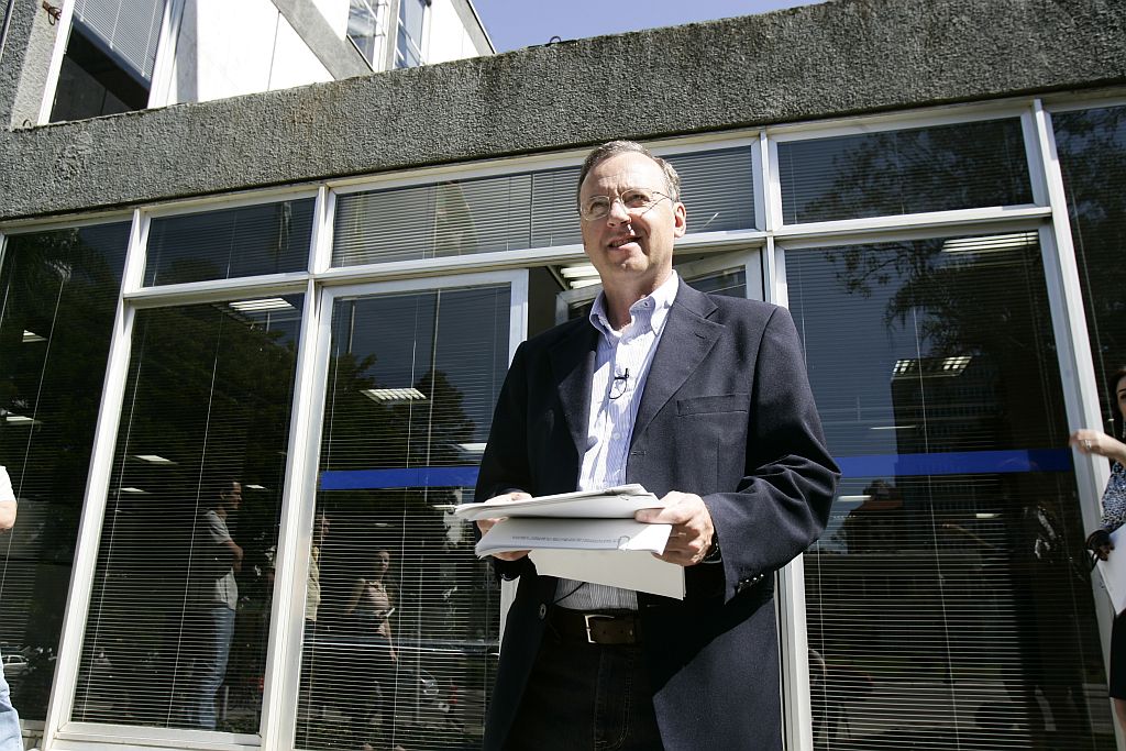 O ex-reitor Carlos Moreira chega à prefeitura de Curitiba com requerimentos de informações sobre coleta de lixo, radares e propaganda | Marcelo Elias/Gazeta do Povo