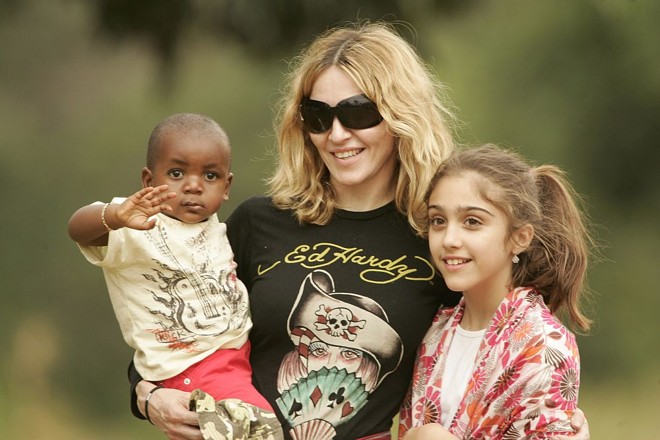 Madonna com seu filho adotivo David e sua filha Lourdes Maria |