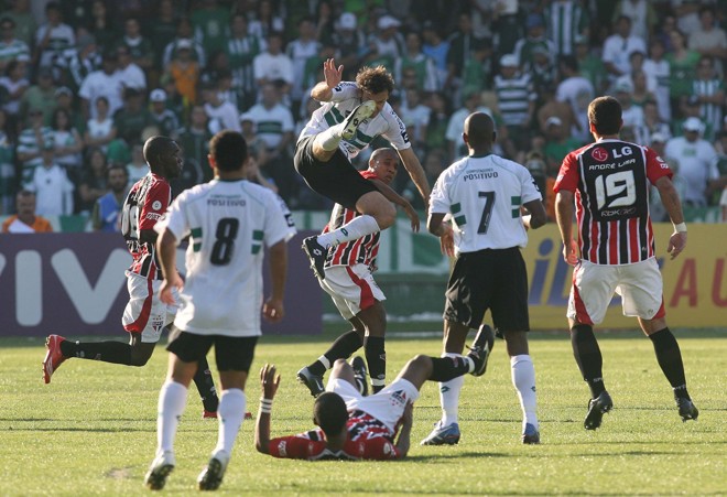 O jogo começou bastante disputado e recheado de forte marcação no meio-campo e nas duas defesas |