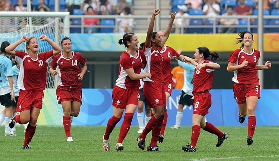 Canadenses comemoram o primeiro gol canadense marcado por Candace Chapman | HOANG DINH NAM/AFP